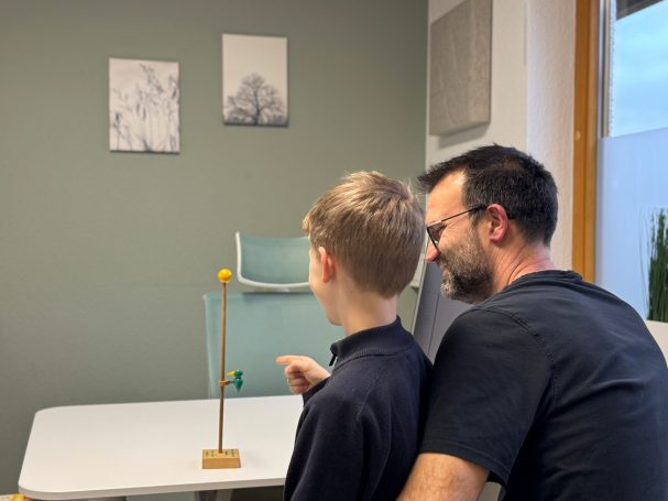 Wir sind eine Familienpraxis Vater und Sohn im Behandlungszimmer