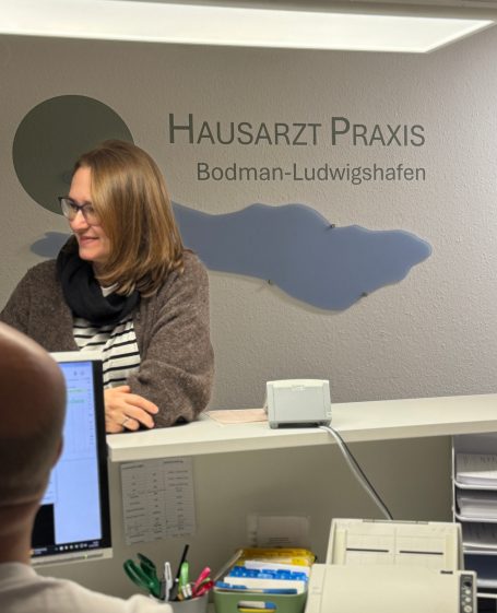 Empfangsbereich Patientin am Empfang